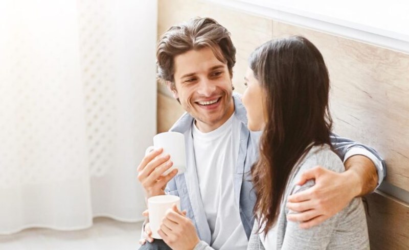 서로를 아끼며 행복하게 웃고 있는 부부의 모습