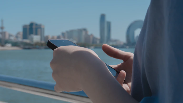 사주 일주별 재물복, 로또 복권 당첨 확률 높이는 황금 구매 요일 전략 2 펜을 들고 필기하는 손