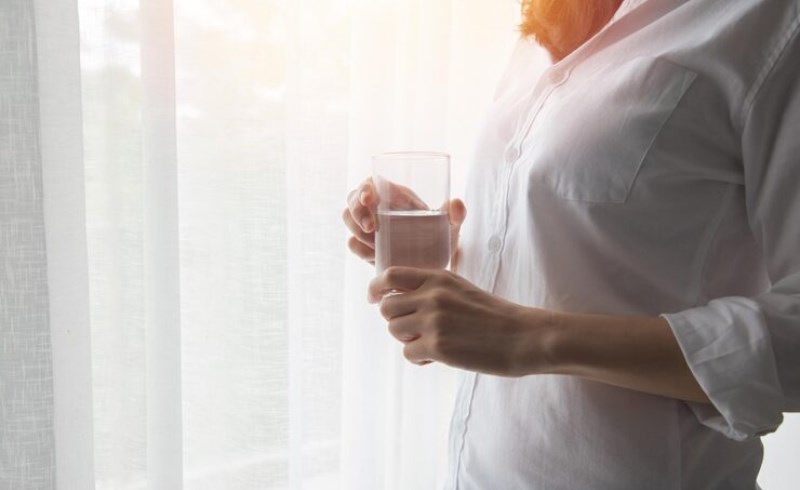 따뜻한-햇살이-내리쬐는-창가에서-차를-마시는-평온한-모습