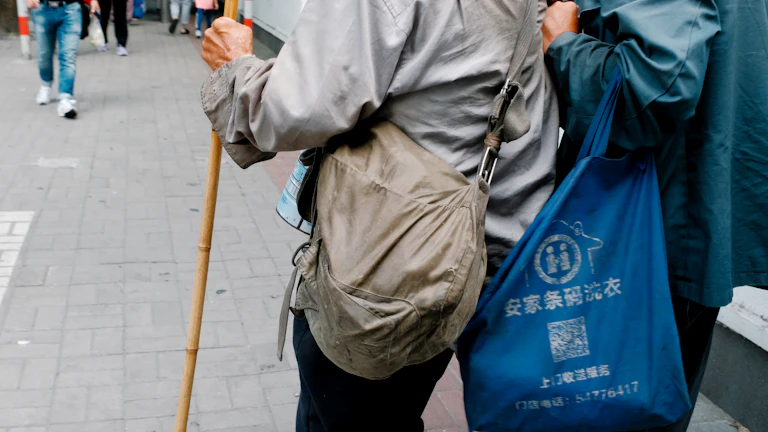 사주 일주별 재물복, 로또 복권 당첨 확률 높이는 황금 구매 요일 전략 1 로또 복권을 들고 있는 사람