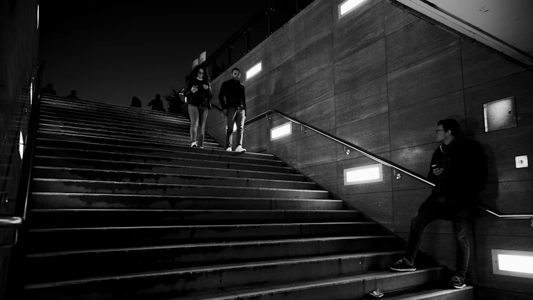 사주 일주별 재물운을 갉아먹는 피해야 할 사람 특징, 당신의 지갑을 지키는 현명한 관계 맺기 2 부러워하는 표정을 짓는 사람