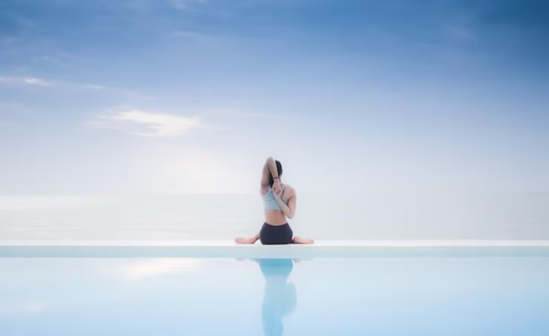 호수 옆에서 명상하는 사람의 모습