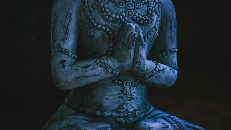 차분하게 명상하고 있는 사람