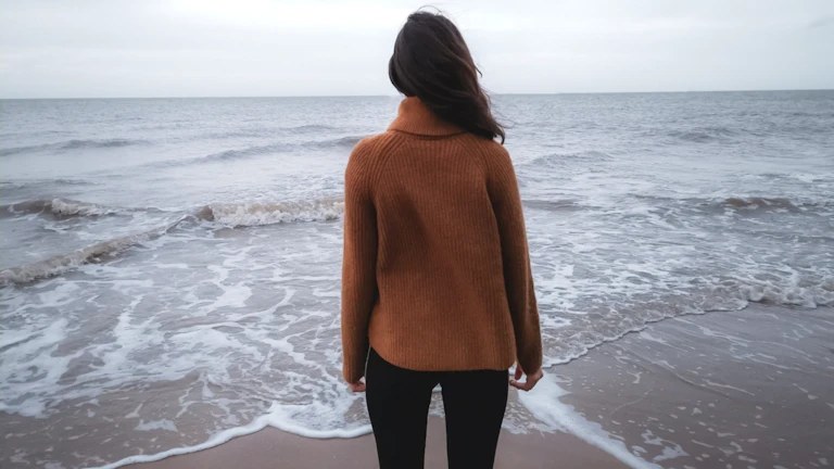 자연 속에서 명상하는 사람