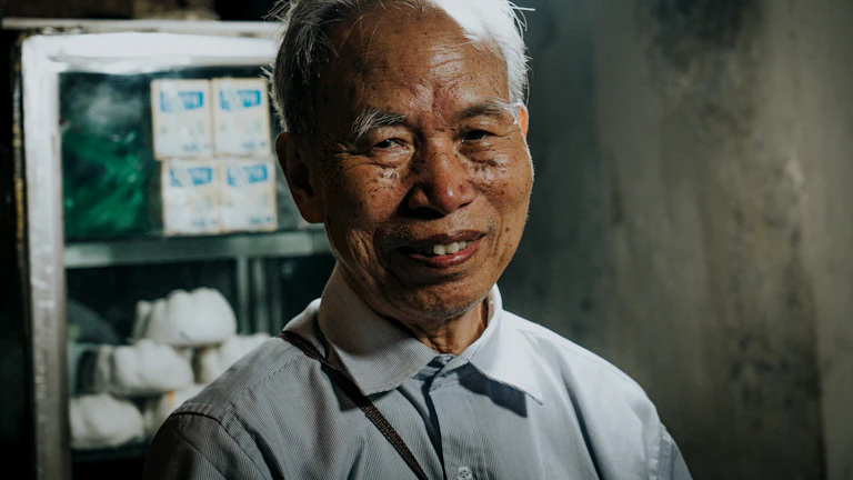 사주 일주별 재물복, 로또 복권 당첨 확률 높이는 황금 구매 요일 전략 3 로또 복권을 들고 미소 짓는 사람