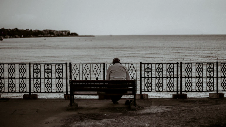 깊은 생각에 잠겨있는 사람