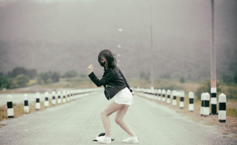 자신감 있는 표정으로 걸어가는 사람의 옆모습 이미지