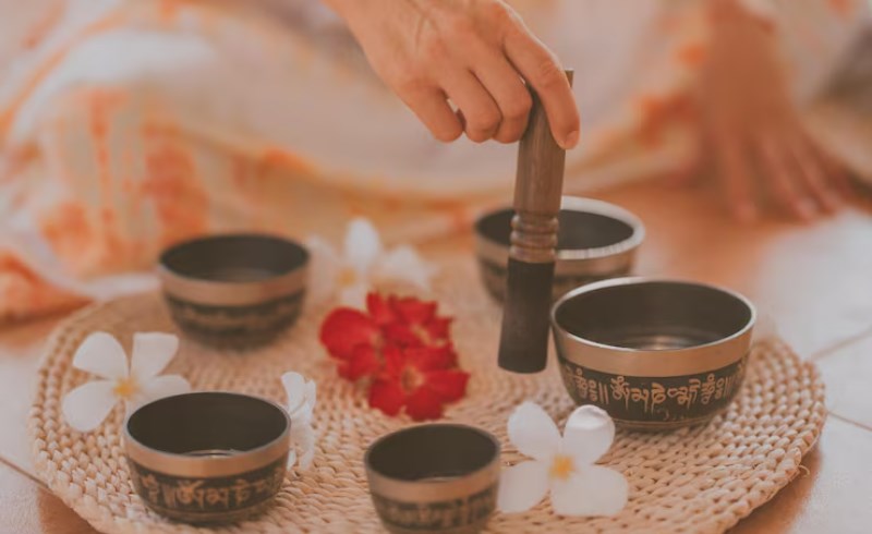 정갈하게 차려진 전통 차와 마음을 다스리는 공간