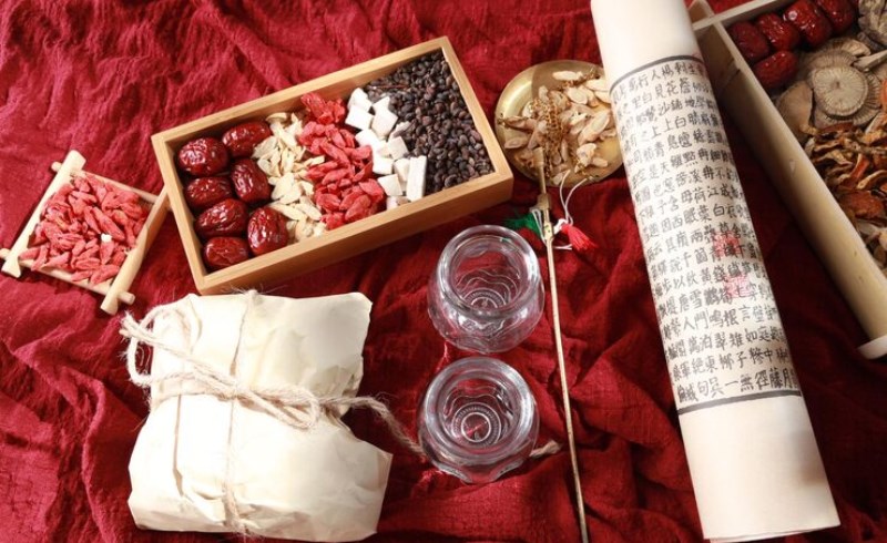 전통적인 사주 명반과 술잔이 놓인 동양적인 분위기의 이미지