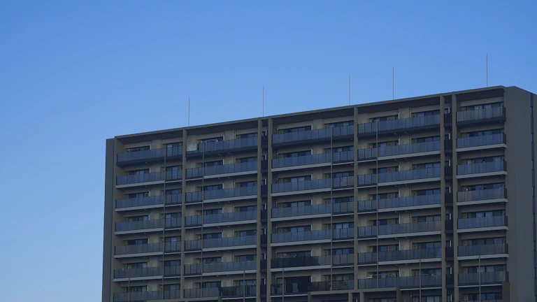 현대적인 아파트 건물 외관