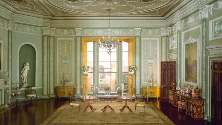 아름답게 꾸며진 방 안에서 차를 마시는 사람