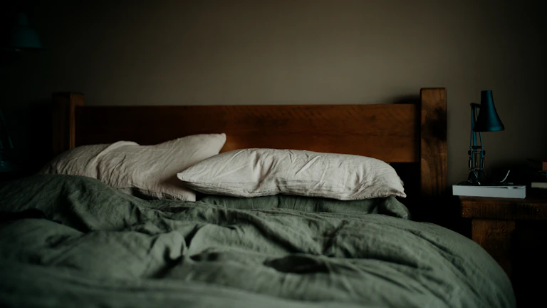 합격운 상승, 사주 반안살 방향으로 머리 두고 자면 놀라운 변화가! 3 침대 헤드와 베개가 동쪽 방향을 향하고 있는 침실