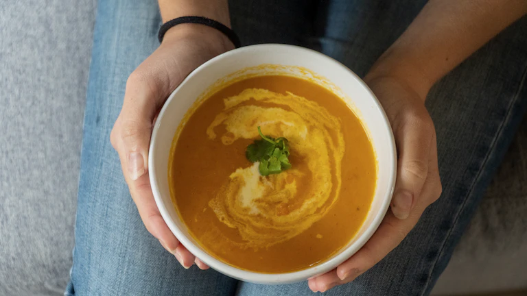 사주 토(土) 부족, 뿌리 채소 식단으로 땅의 기운 채우는 비법 3 몸에 좋은 야채 수프 한 그릇