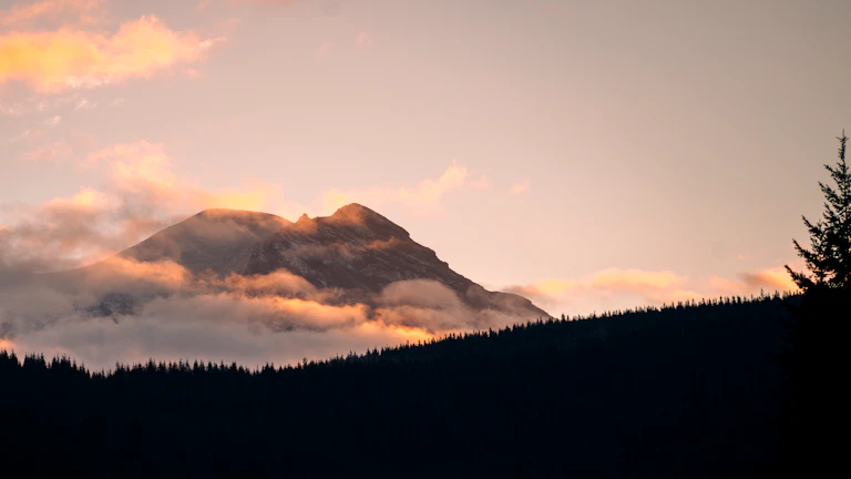 민사 소송 승소 사주 특징과 억울한 분쟁을 유리하게 해결하는 확실한 개운법 3 산 너머로 떠오르는 밝은 태양