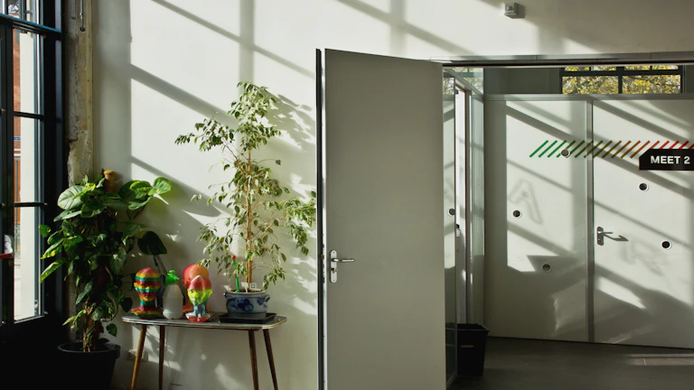 청소 후 햇살이 비치는 깨끗한 거실