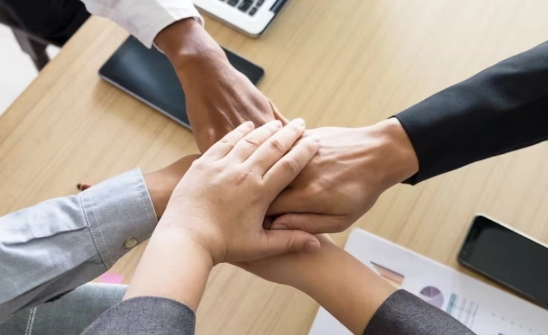 서로 손을 맞잡고 협력하는 비즈니스 파트너들