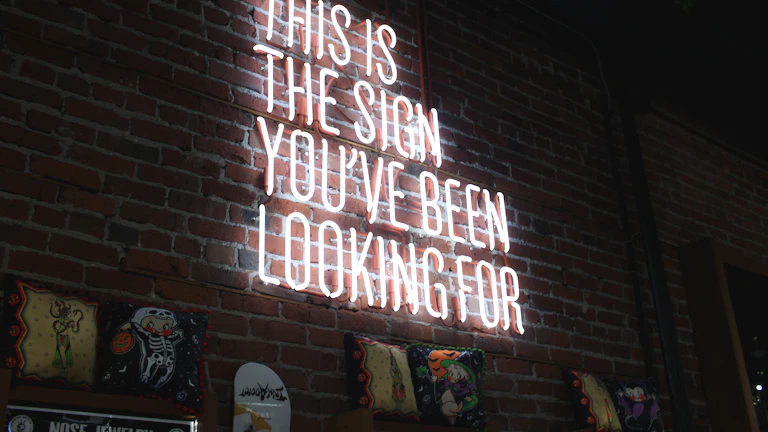 사업 성장을 위해 열정적으로 논의하는 사람들