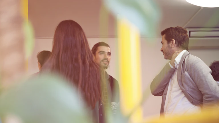 식신생재 사주 구조와 사업 대박나는 대운 시기 (2026년) 1 진지하게 사업 회의를 하는 사람들