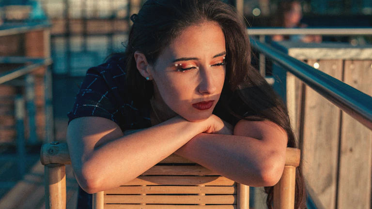 사주 귀문관살, 남다른 직관력으로 활용하는 전문가 비책 총정리 3 깊은 생각에 잠긴 비즈니스 우먼