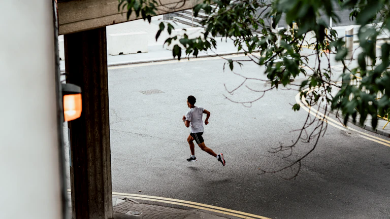 원을 그리며 바쁘게 뛰고 있는 사람
