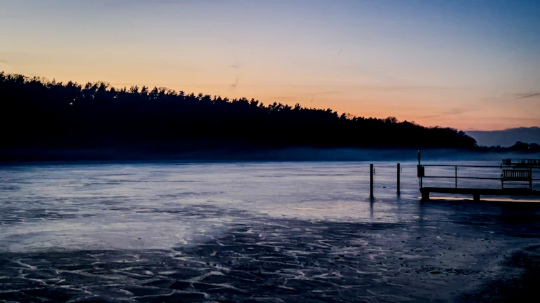 새벽녘의 고요한 호수