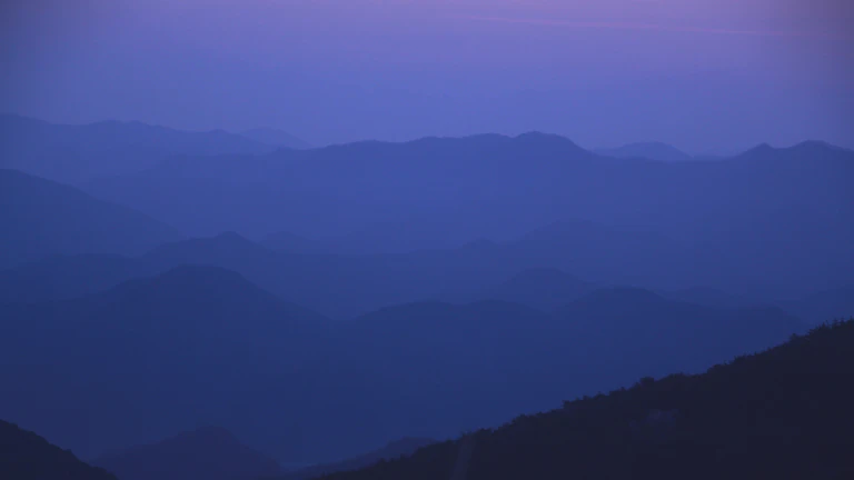 평온하고 웅장한 산의 풍경