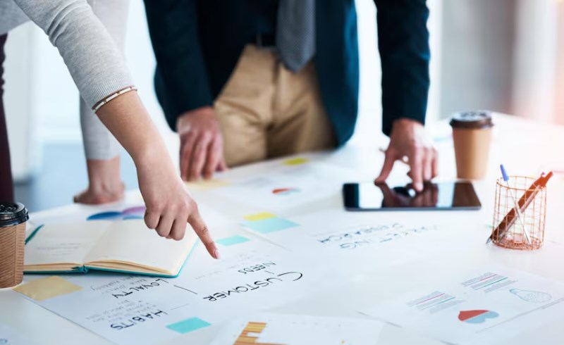 인생의 갈림길에서 나침반을 들고 방향을 탐색하는 사람