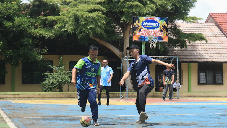 경쟁하며 협력하는 동료