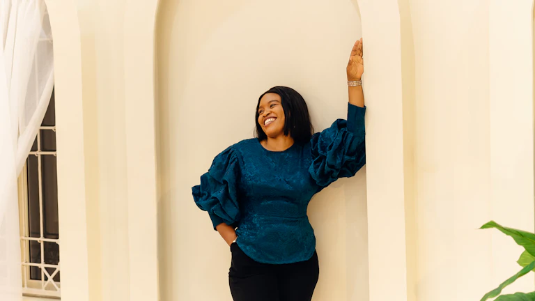 사주 나에게 맞는 행운의 속옷 색상, 면접 날 숨겨진 코디 비법으로 합격률 높이기 4 자신감 있는 여성