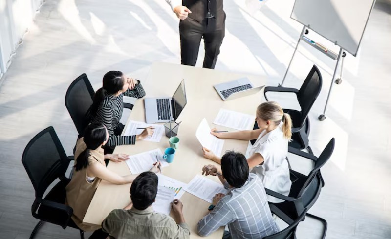 현대적인 사무실에서 회의를 주도하는 리더의 모습