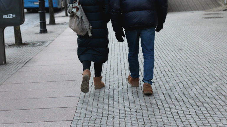 손을 잡고 행복하게 걷는 커플