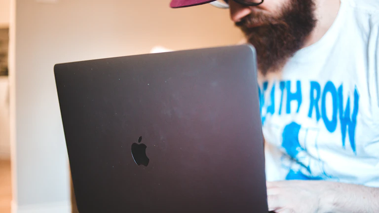 창의력 폭발! 꾸준히 돈 버는 콘텐츠 제작 비법 (2026년) 1 창의적인 생각을 하며 노트북으로 작업하는 사람