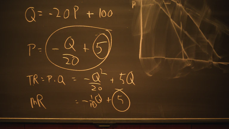 복잡한 공식 앞에서 깊은 고민에 빠진 호기심 많은 학생