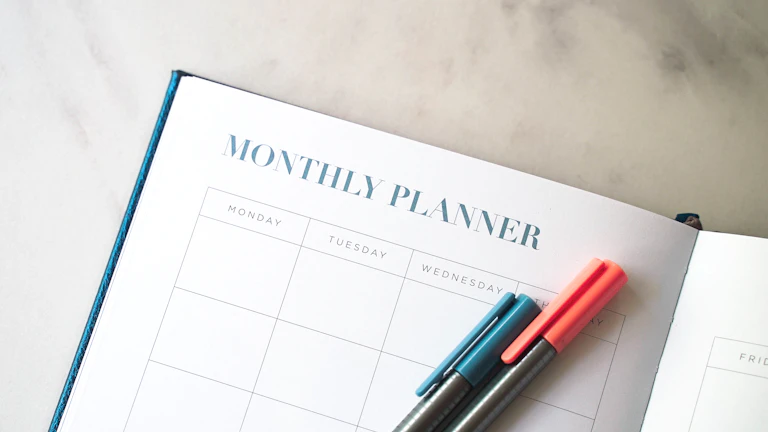 결연한 표정으로 전략을 세우는 사람