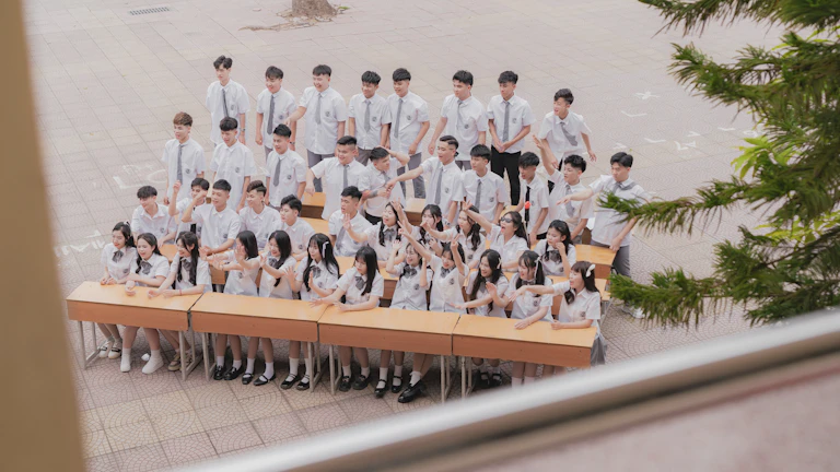 학교 운동장에서 밝게 웃으며 어울리는 다양한 학생들