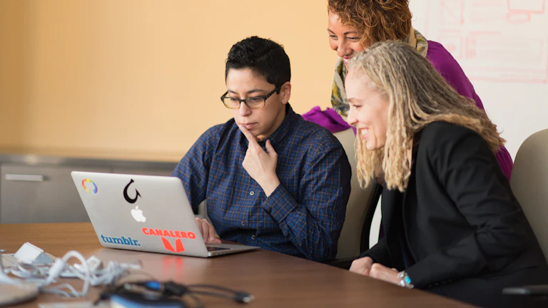 식신생재 사주, 돈복 터지는 능력 있는 당신의 사업 성공 비결 2 프로젝트를 함께 협업하는 다양한 팀