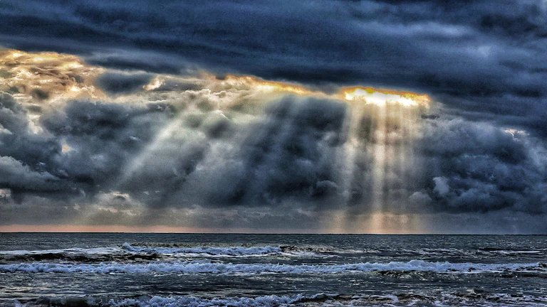 하늘의 보살핌을 받는 신비로운 빛의 기운