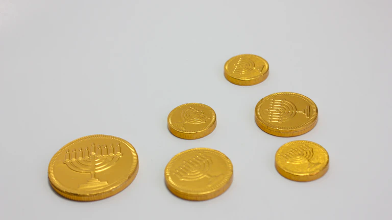 황금 동전 위에 놓인 중요한 계약서