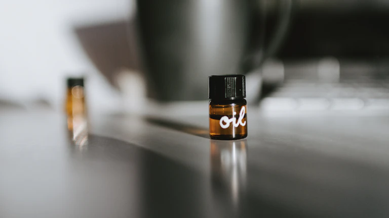 흙 내음과 앰버 향