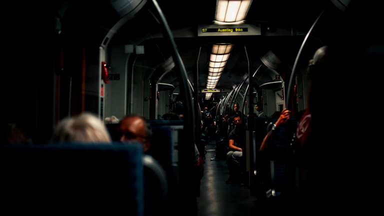 기차 위의 빈 가방