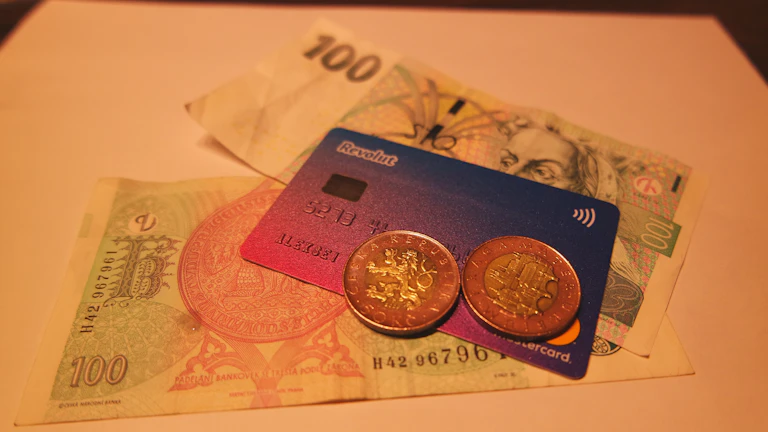 텅 빈 지갑과 공중에 떠 있는 동전들