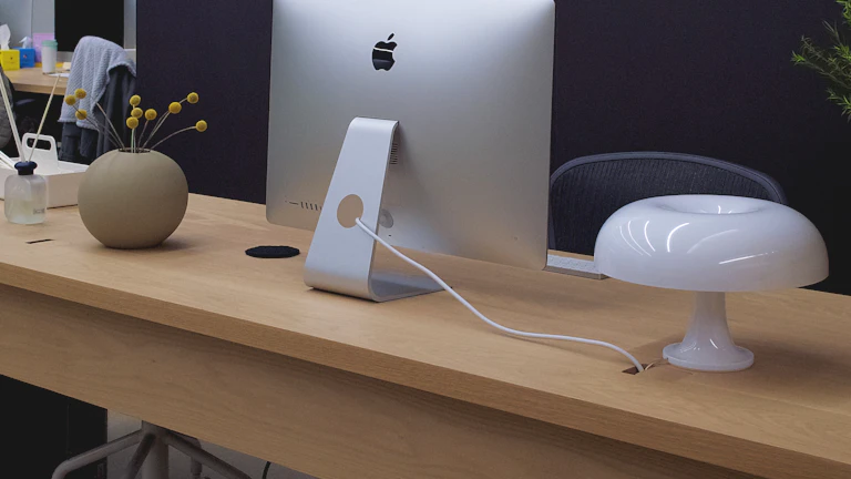 황금 동전이 가득한 책상과 명리학 서적