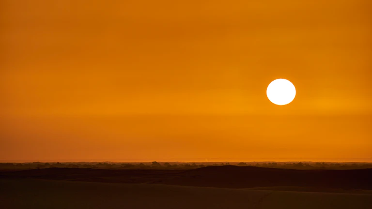 황금빛 사막의 일몰