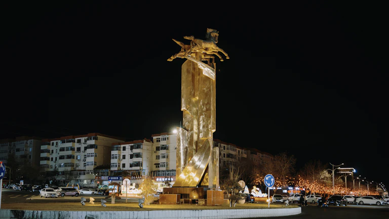 책상 위에 놓인 황금 말 동상과 번영의 상징