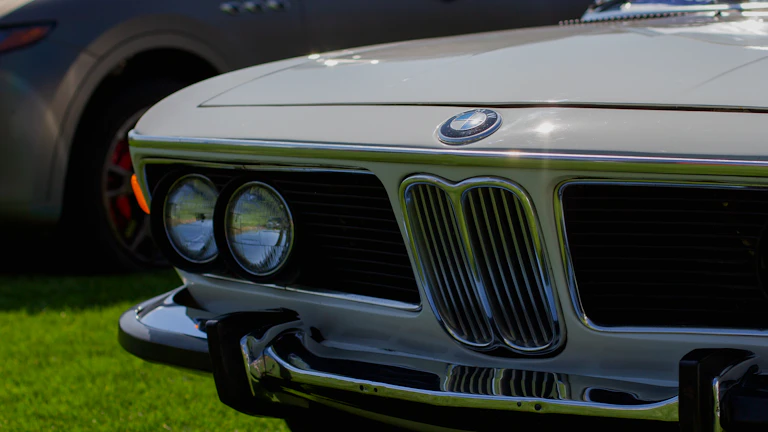 성공의 설계도 위에 놓인 황금 열쇠