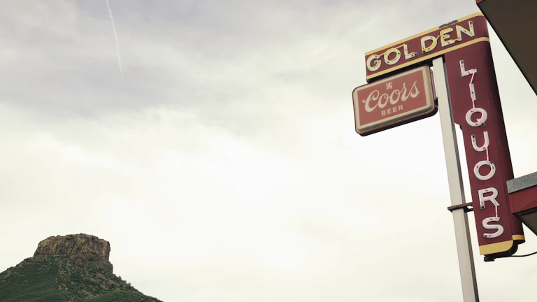 황금 열쇠로 거대한 문을 여는 이미지