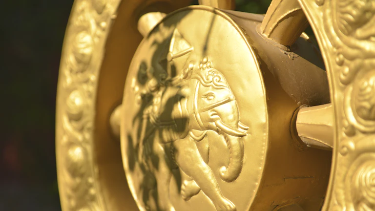 금기운을 상징하는 황금색 금속 장식