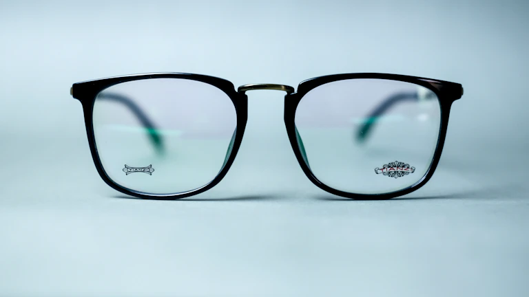 녹색 뿔테 안경을 쓴 사람