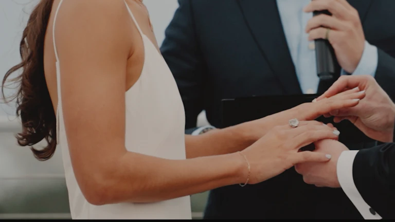 서로 협력하는 전문가들의 모습