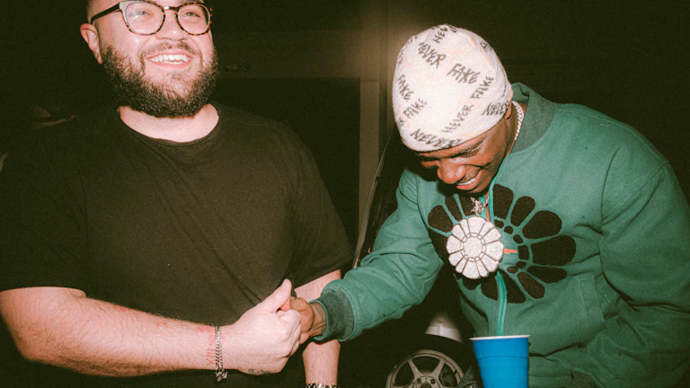 돈을 주고받는 악수